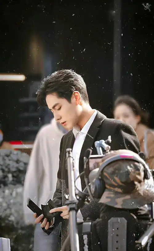 胡一天新剧侧颜氛围感饭拍路透