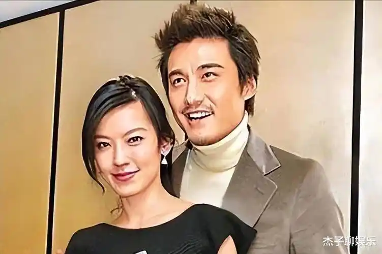 演员胡兵官宣婚讯!