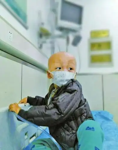 患有神经母细胞瘤的小梓昂在病房等待医生小梓昂在医院输液受访者供图