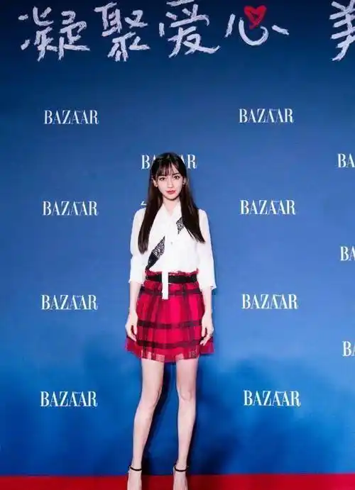 原创angelababy走在下班路上1800的半身裙屁兜缝在前面真够个性的