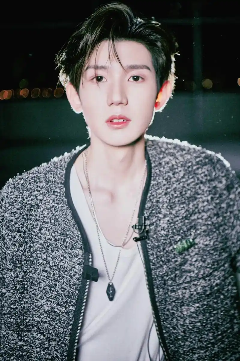 这锁骨 这喉结  嘿嘿99990000#王源 - 抖音