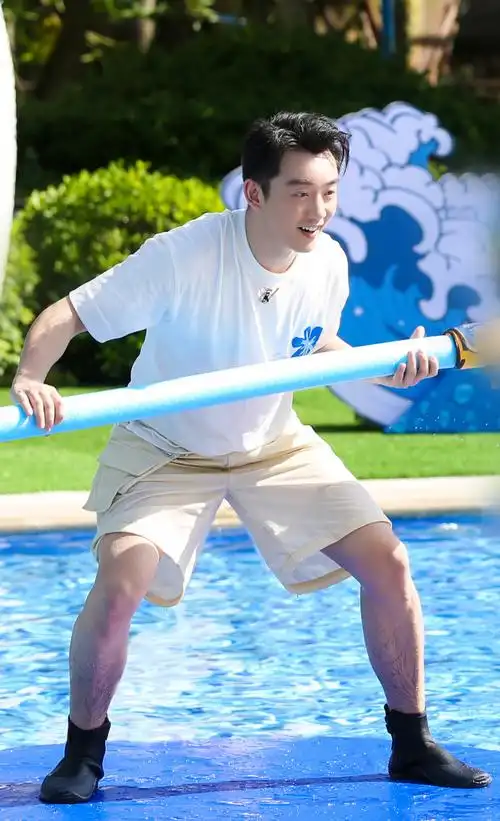 郑恺超话夏日炎炎,需要一枚酷爽的沙滩帅哥来降降暑9215带来满屏