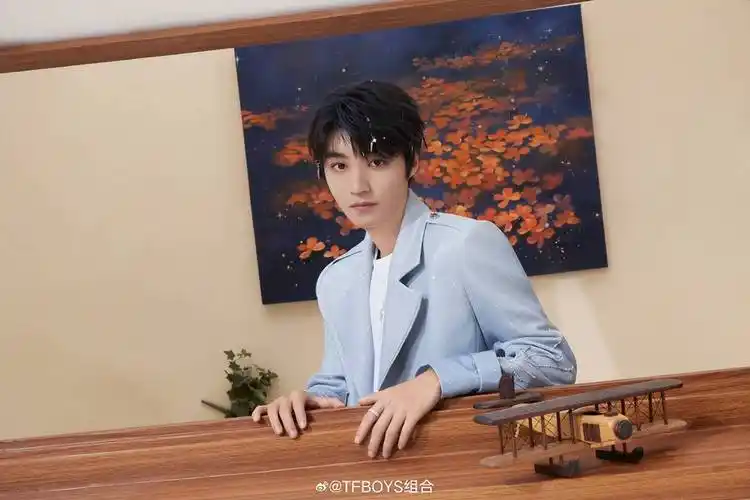 tfboys再晒三人写真:王俊凯搂王源,易烊千玺亲密合照_组合_官方_微博