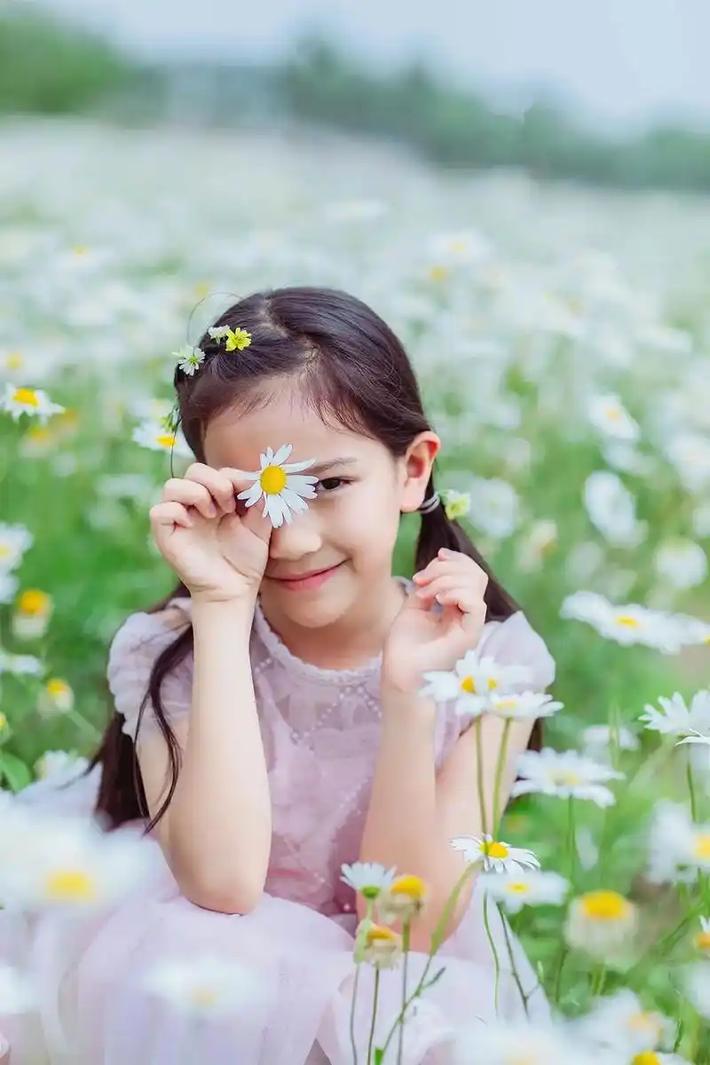 雏菊花海儿童写真.#夏日小清新 #超有镜头感的小女孩 #儿童 - 抖音