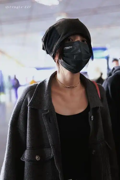 张子枫结束时装周行程返回北京机场路透