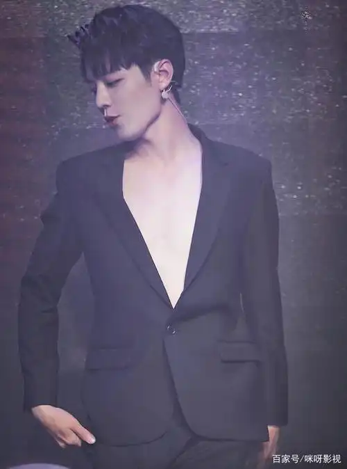 肖战台上激情热舞,解到只剩一个扣子,好身材一览无遗!