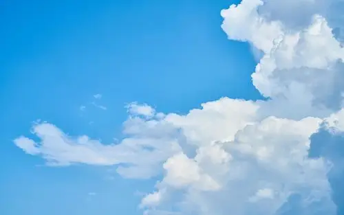 唯美纯净的蓝色天空桌面壁纸