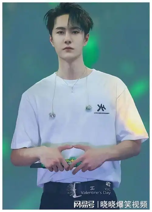 14岁王一博伴舞旧照流出,气质大变样,是天然还是加工?