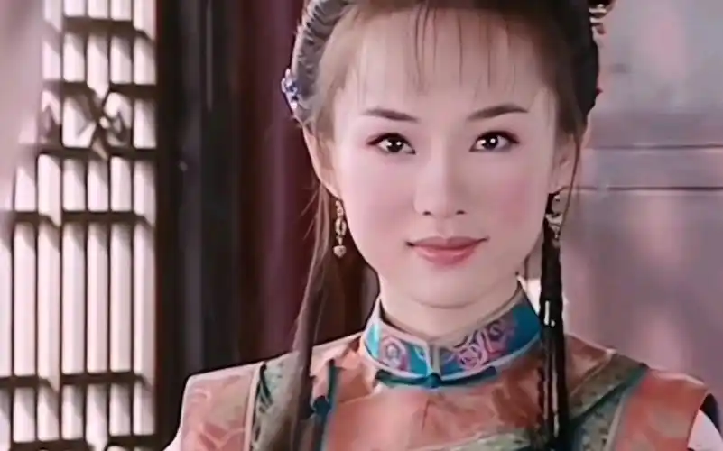 早期的霍思燕真的太清纯啦,典型的小白花长相,清纯且干净,还很有辨识