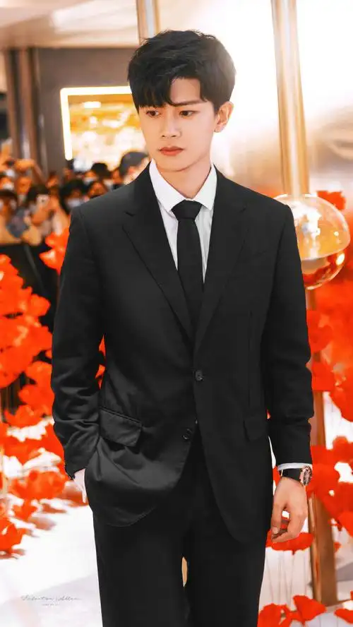 任嘉伦黑色西装