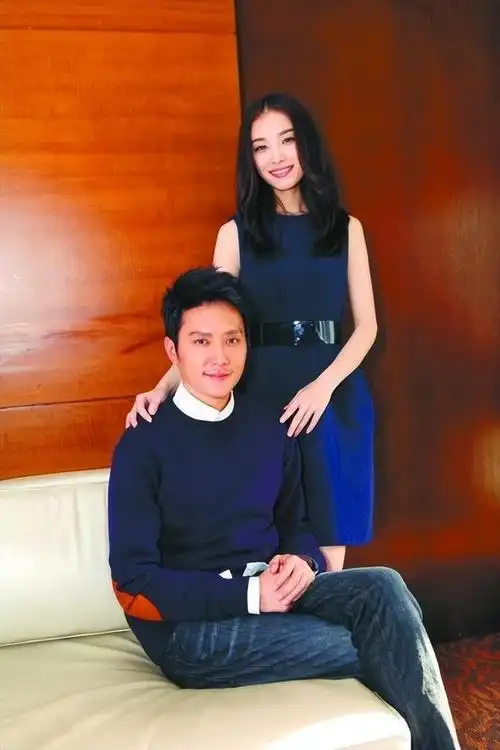 外界的传言,是两人家境相差太大,冯绍峰的父母经营一家大型企业,身价