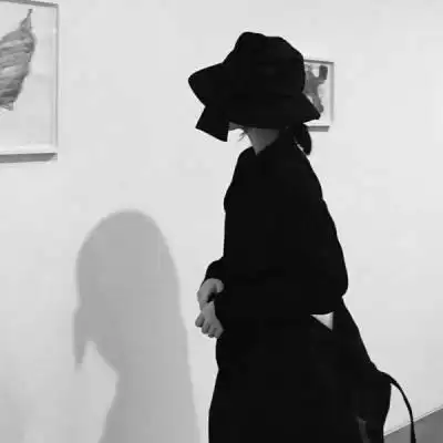 黑白女生背影侧脸头像高冷侧面伤感女头像