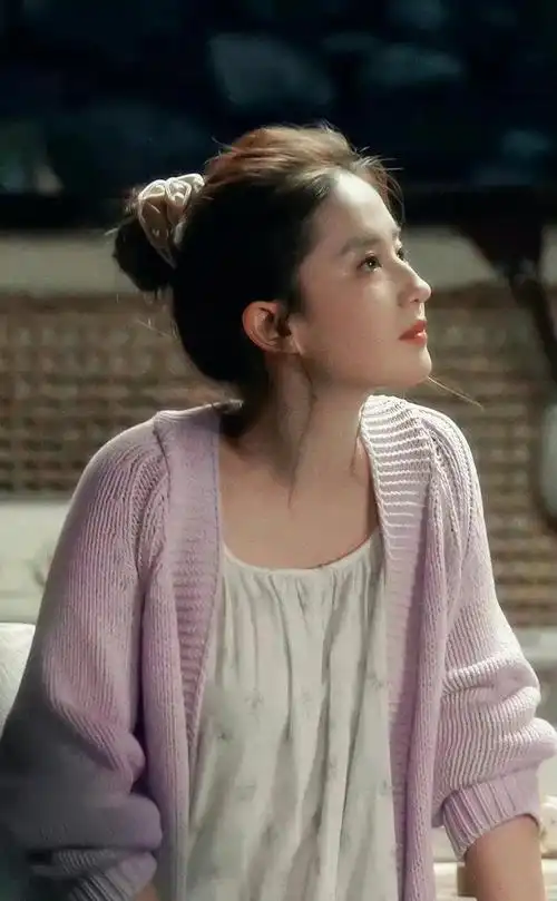 刘亦菲丸子头随便一扎都这么好看|刘亦菲_新浪新闻