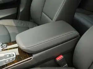 前中央扶手关闭状态