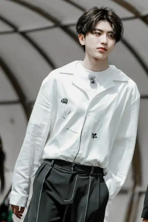 哇蔡徐坤白衬衫造型