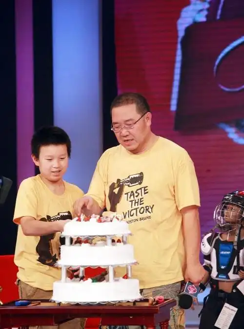 2006年,又生下女儿梁闻笛.结婚不到一年,生下大儿子英如镝.