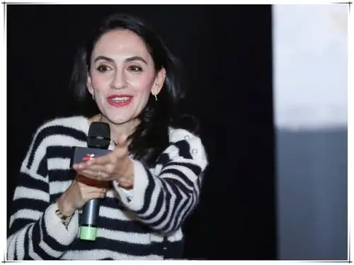 刘烨妻子安娜亮相活动知性优雅,一笑毁所有,暴露多层双下巴!