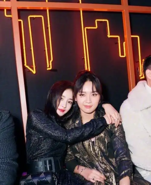 杨幂为周笔畅庆生