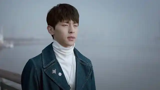 在电视剧《欢乐颂2》中,邓伦饰演的谢童,是22楼女孩关雎尔的男朋友,是