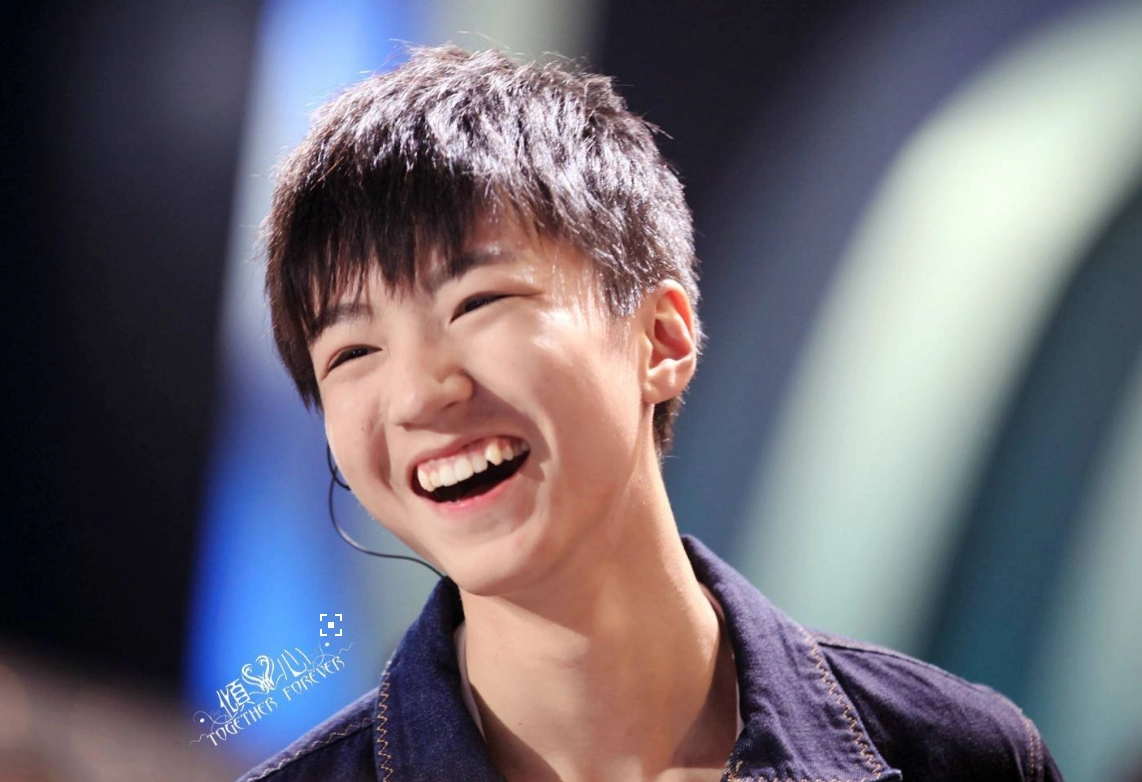 王俊凯晒自拍美照,睫毛根根可数,网友:抓获美男子一枚!