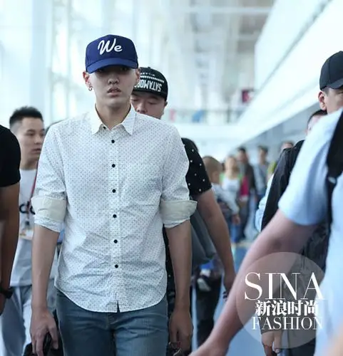 吴亦凡穿白衬衫机场街拍