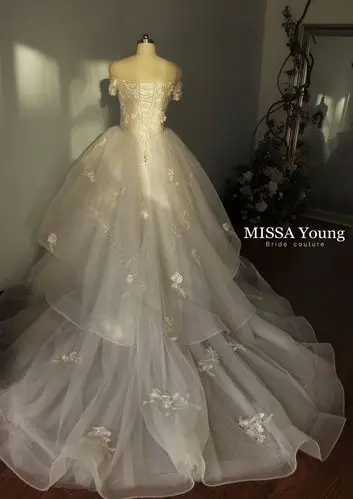 【设计款婚纱】 这件婚纱的发起人起初是新郎,他说有很多话想对我的