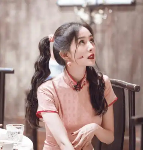 原创33岁杨幂不服老穿粉色旗袍扎双马尾扮少女效果却格外惊艳