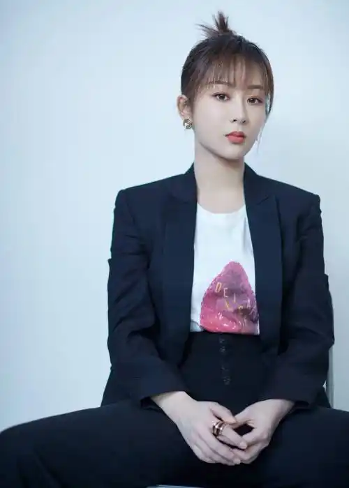 杨紫终于壕气了一次,穿黑色西装配12万的首饰,美得很高级_高跟鞋_高扎