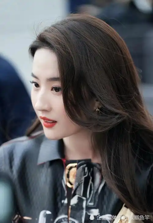 35岁绝色美人刘亦菲,巴黎时装周看秀,好看得无可挑剔!_腾讯新闻