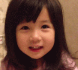 女孩亲亲可爱萌娃gif动图_动态图_表情包下载_soogif