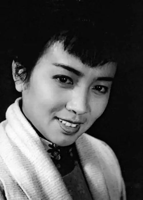 她是60年代气质特殊的一位女演员,虽然扮演的都是革命英雄人物,但