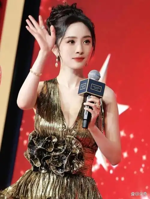 又纯又御的杨幂穿着金色礼服,简直美呆了!