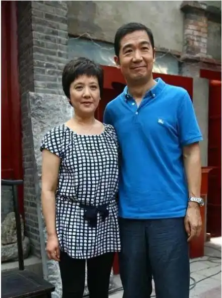 邓婕风韵犹存穿印花外套气质出众站起瞬间张国立眼神亮了