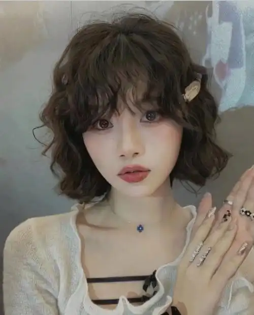 如果大家还在纠结应该做什么样的发型～羊毛卷这款发型非常适合这个