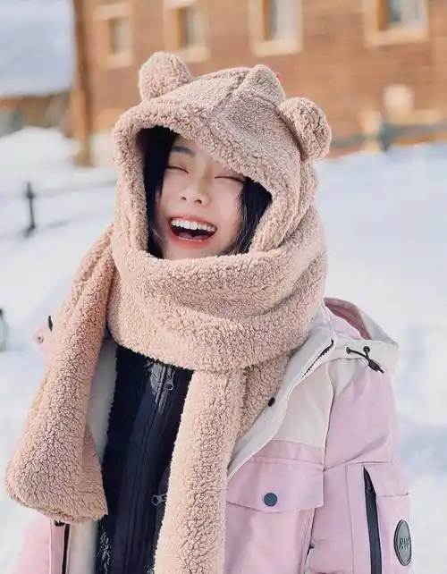 谭松韵雪地写真发布 毛茸茸的小熊帽子可爱到犯规_女孩子_羽绒服_自然