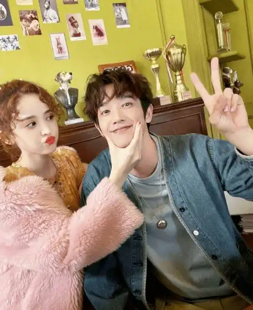 古力娜扎和刘以豪疑因戏生情,戏外互动超甜,业内人曝两人在一起_交流