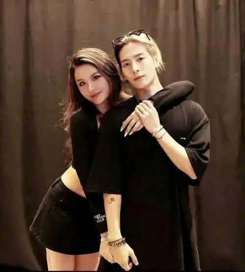 大杨哥回应妻子和王嘉尔牵手合影,表示不介意,只是粉丝与偶像