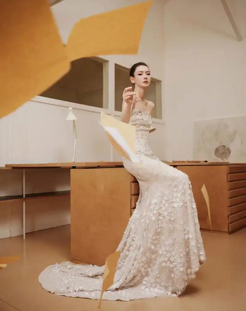 戚薇,白色小花朵吊带长裙,扎个丸子头,性感优雅!