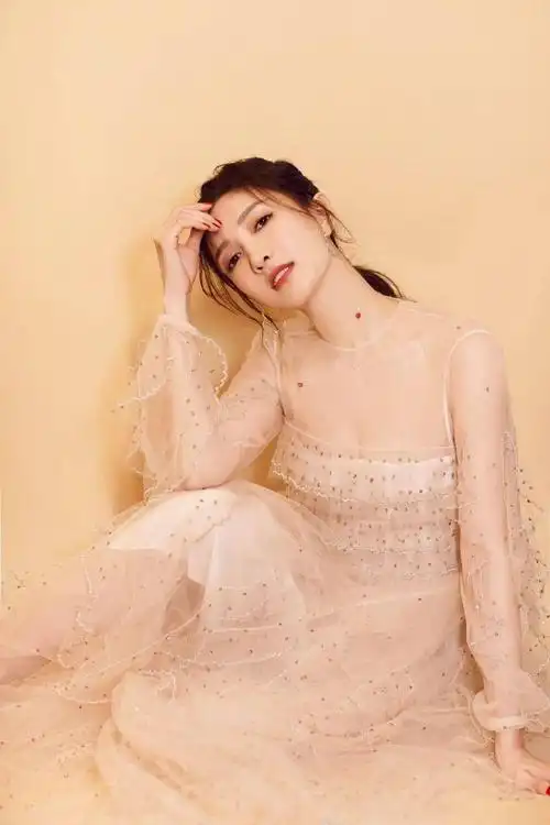 江疏影一袭吊带裙配透视装回眸一笑美成初恋网友都惊艳了