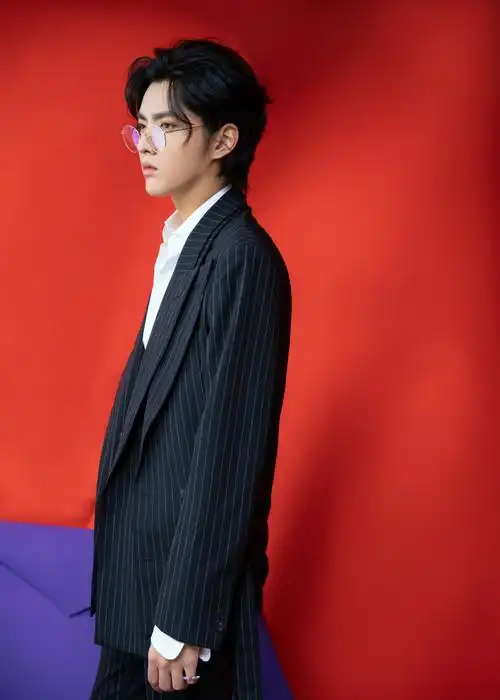 > 吴亦凡条纹西服酷帅写真图片(2/9)