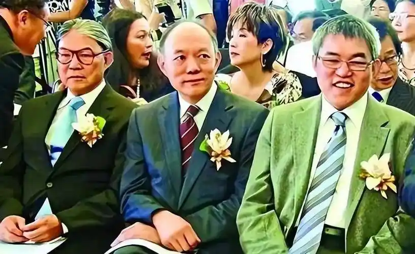 霍震霆的长子霍启刚与霍震寰的长子霍启中站在左边,两人的次子都站在