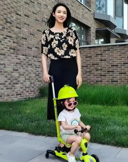 张梓琳久违晒二胎女儿,妹妹露正脸和爸爸聂磊好像,混血感十足