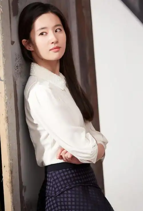 十年前的刘亦菲十年前刘亦菲和韩国明星李敏镐一起拍的锦湖轮胎广告