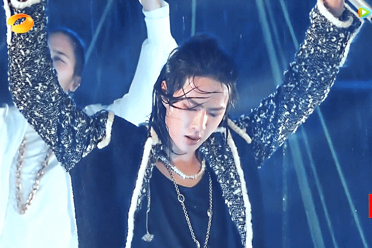 王一博跨年《无感》水舞台只准备了一个多小时!这么快的背后