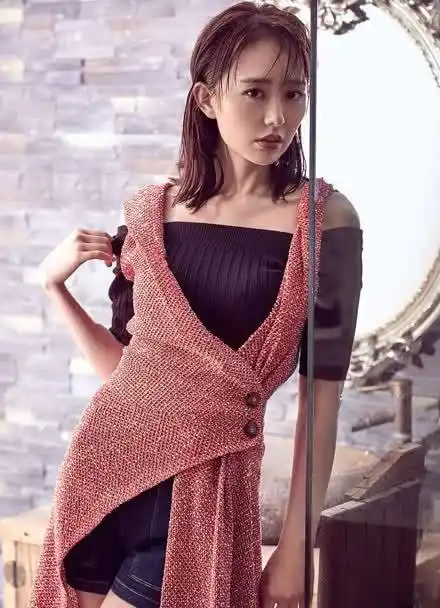 02演员孙耀琦曝光了一组百变时尚写真多变的造型配以精致的妆容