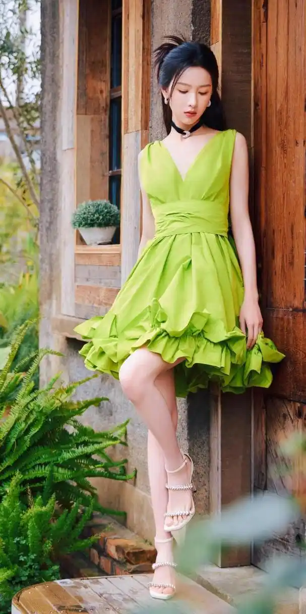 陈都灵绿色v领短裙写真,仿佛一幅生动的画卷,尽显她的亮丽,甜美与灵动