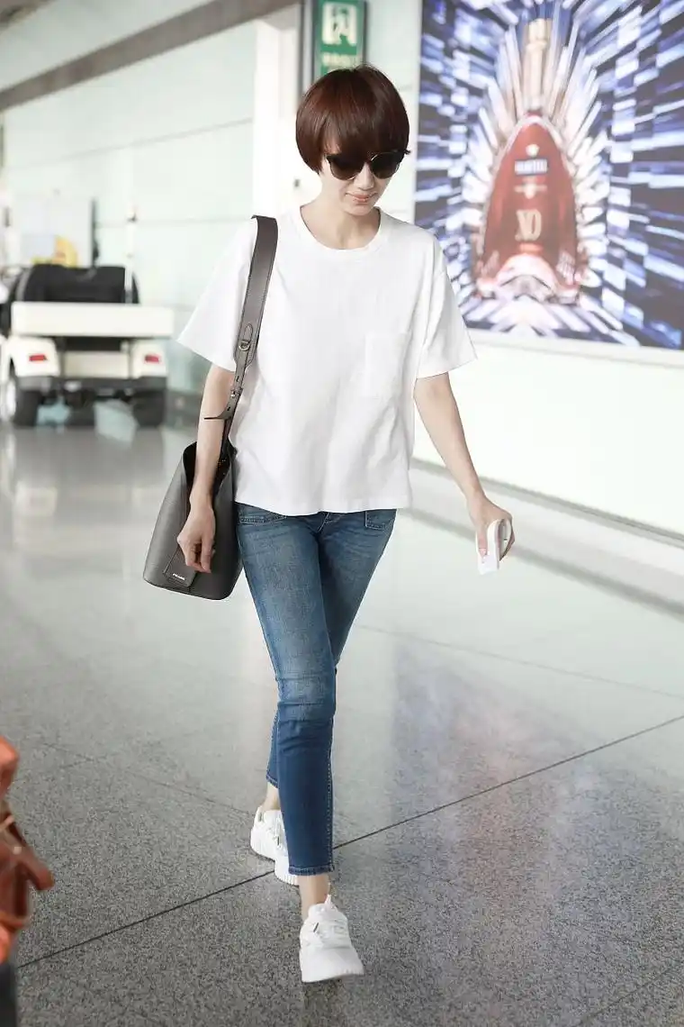 袁泉街拍:白t恤搭配牛仔铅笔裤 prada贝壳包文艺女神