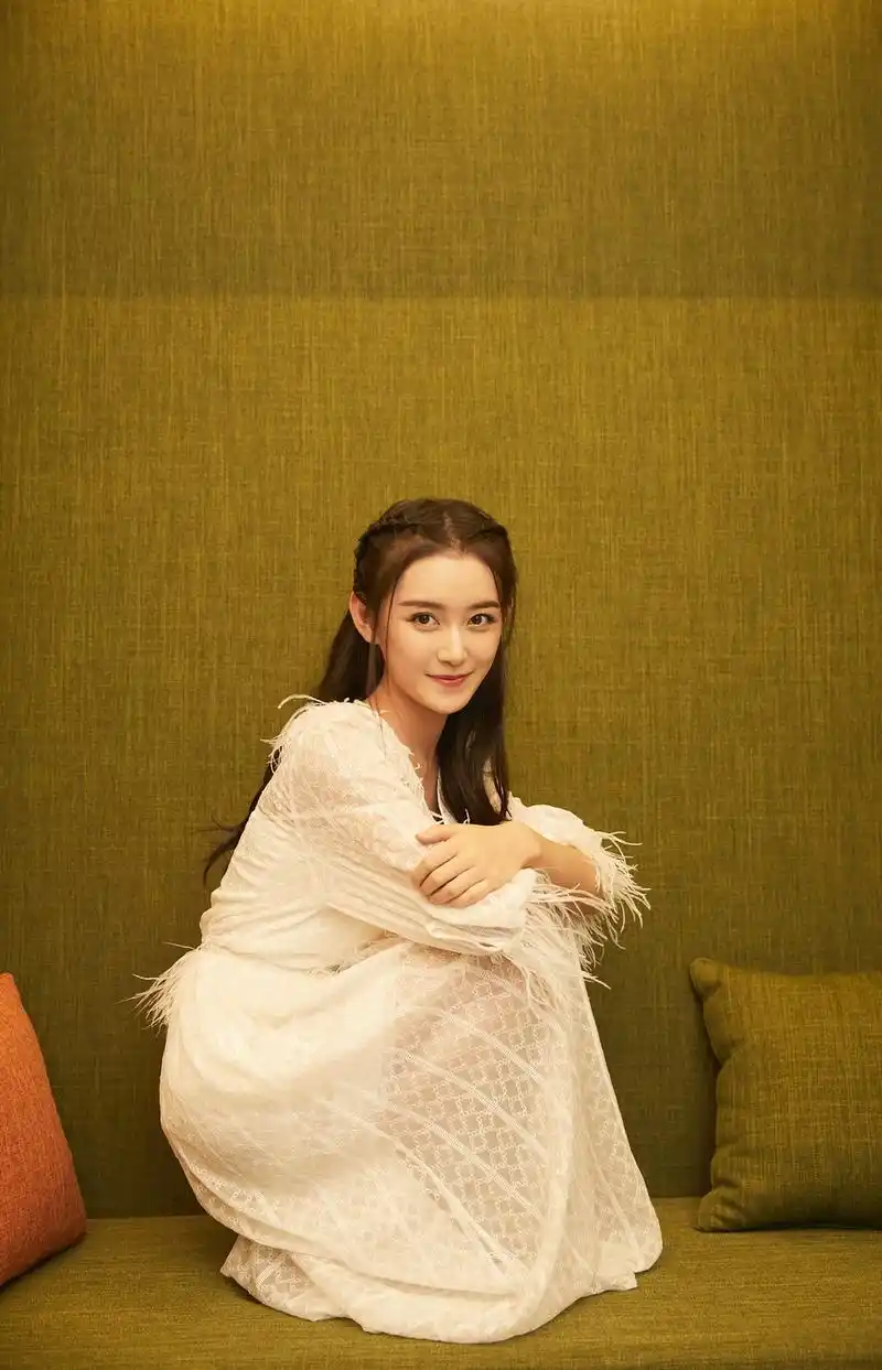蒋依依白色长裙甜美优雅