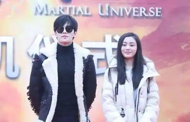 杨洋张天爱恋爱时间线曝光,举止暧昧眼神拉丝,多次穿同一件衣服