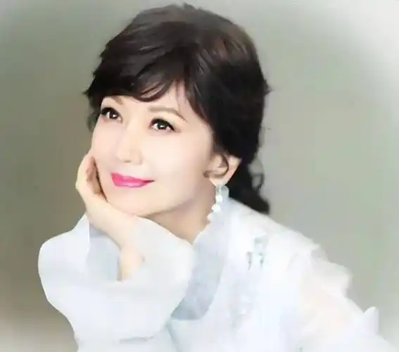 甚至在养老院当中,同龄人早就已经坐上了轮椅,而赵雅芝还在一旁喊着"